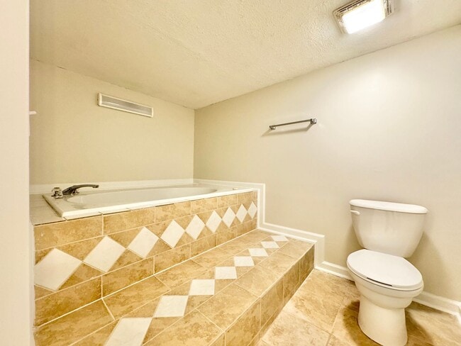 Building Photo - Spacious 4 Bedroom Located in Garden Homes