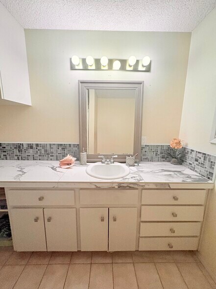 Building Photo - 795 Oak Knoll Dr