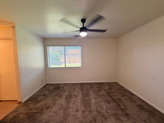 Building Photo - NW Bakersfield home!