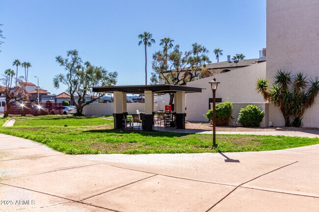 Building Photo - 3033 E Devonshire Ave