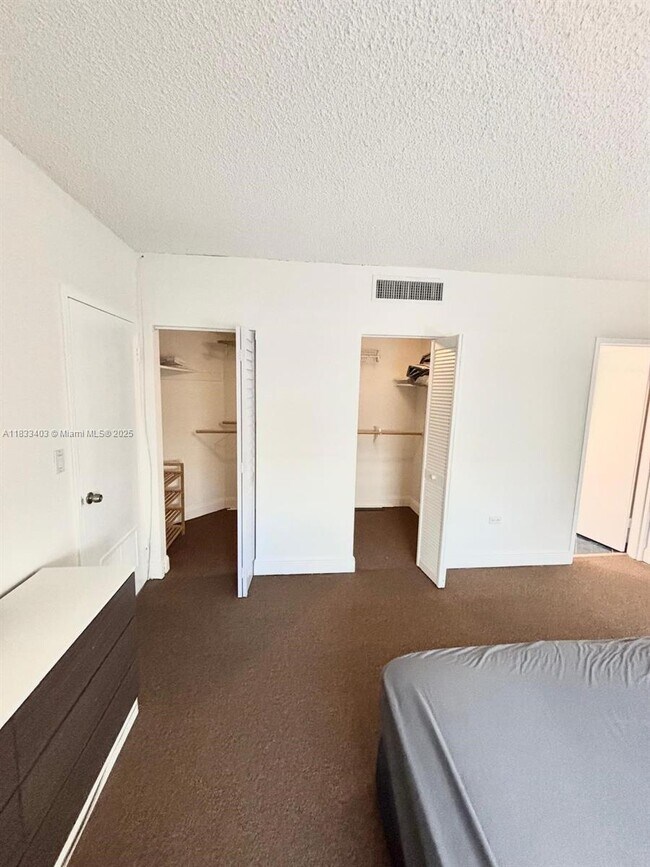 Building Photo - 801 Brickell Bay Dr