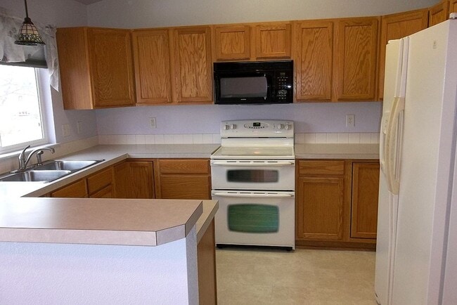 Building Photo - Bright and Functional 3 Bedroom Home with Flexible Layout