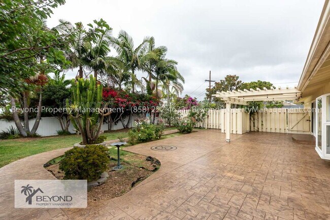Building Photo - 6536 Avenida Manana