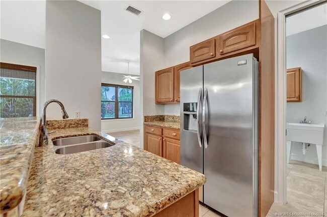 Building Photo - 311 SE Cardinal Way
