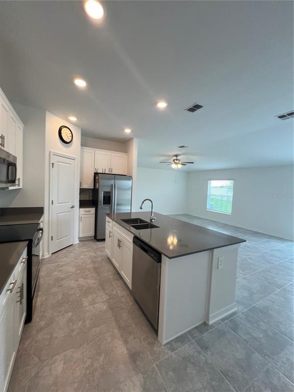 Building Photo - 688 Silver Palm Dr