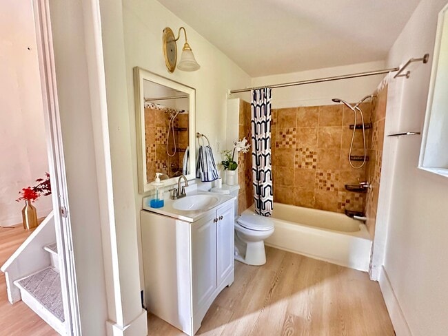 Building Photo - Spacious 3BR 2BA | 3-Level Home in Renton