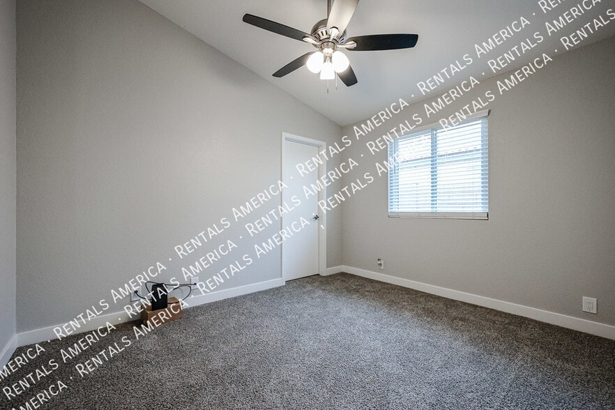 Building Photo - 2517 W Sheffield Ave