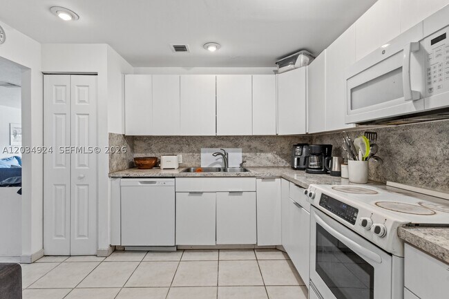 Building Photo - 575 Crandon Blvd