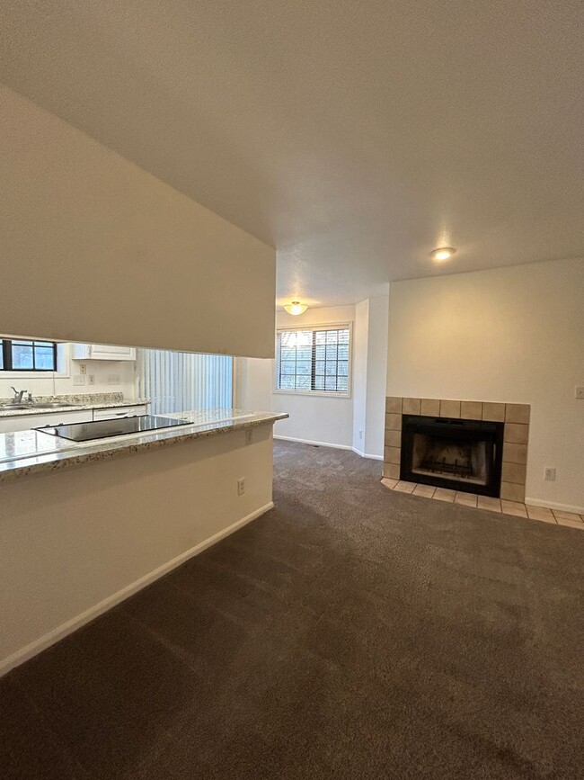 Building Photo - 2-bed Condo for Rent in Boulder!