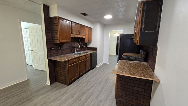 Building Photo - 2 Bed, 1.5 Bath private backyard