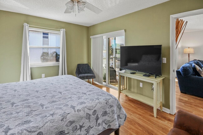 Building Photo - 2936 Lake Shore Dr