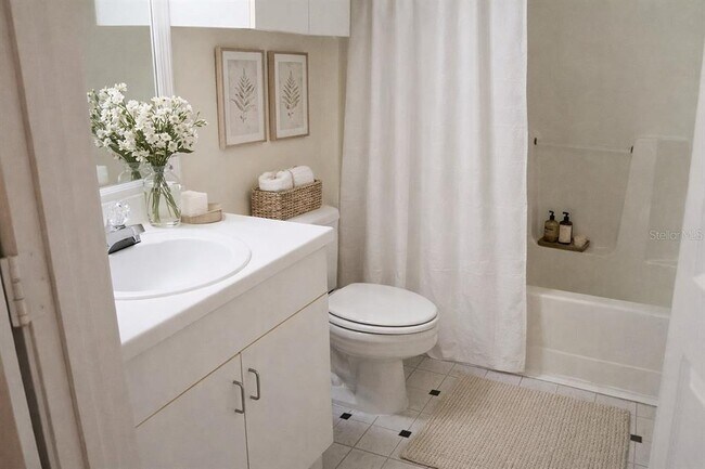 Building Photo - 860 N Orange Ave