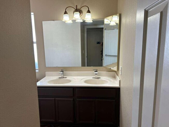 Building Photo - 15822 N 5th Ave