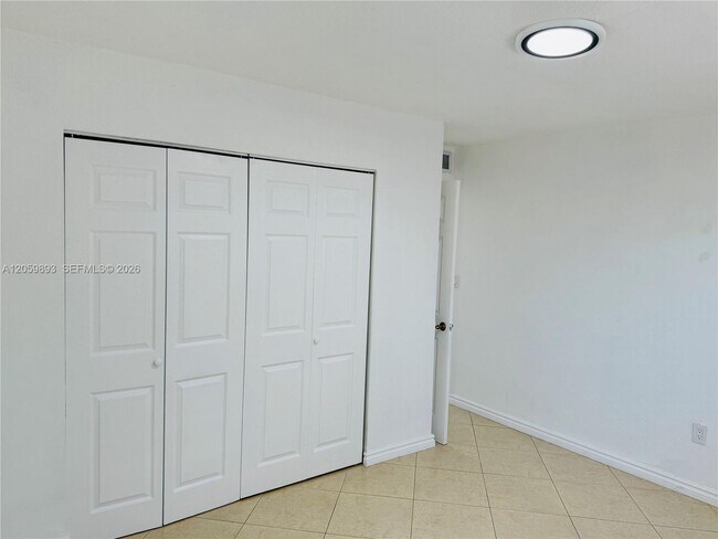 Building Photo - 1100 W 35th St