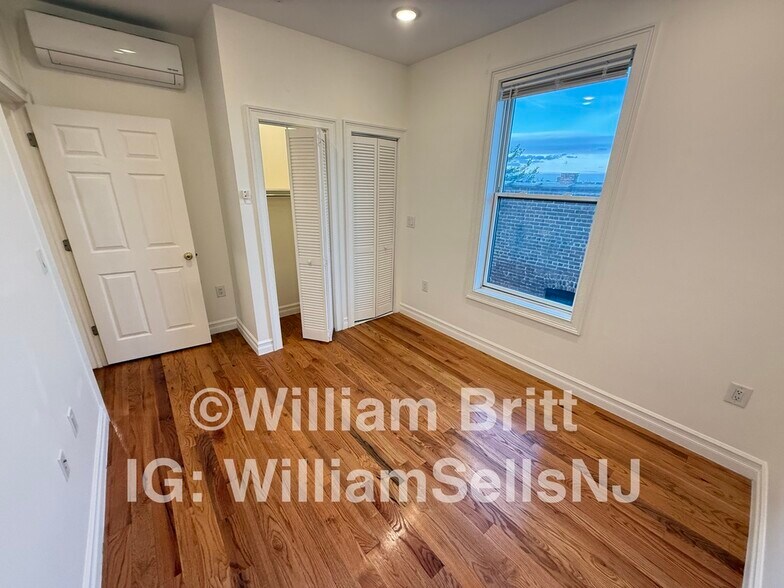 Building Photo - 373 Danforth Ave