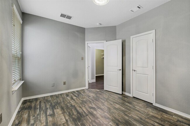 Building Photo - 1708 Cole Ln