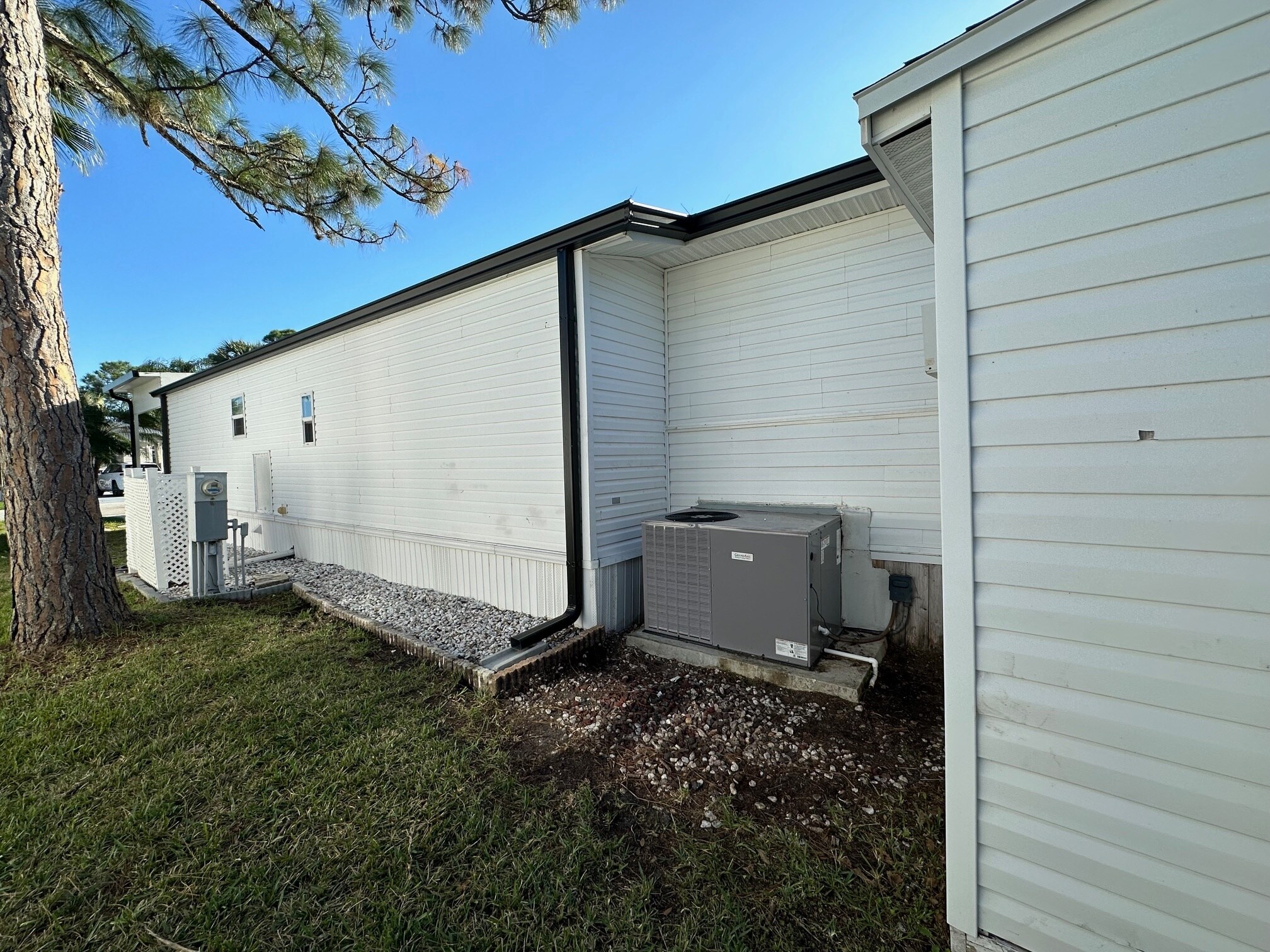 Building Photo - 547 Lake Dr