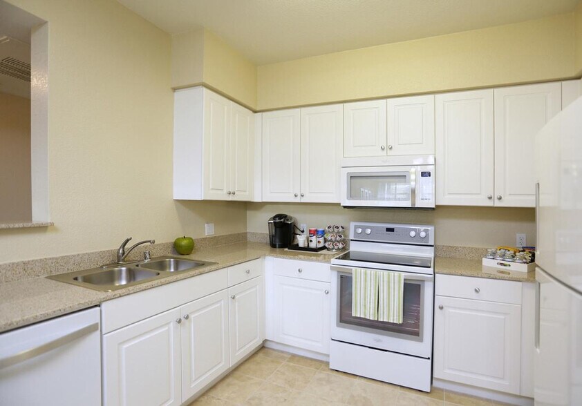 Building Photo - 8775 Costa Verde Blvd