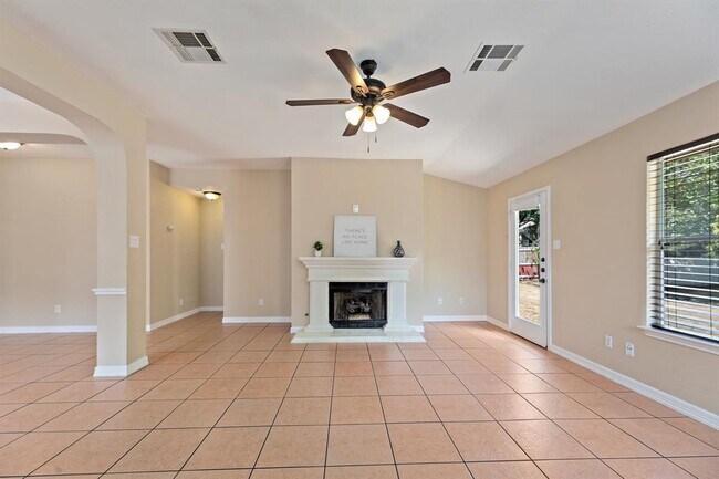 Building Photo - 1208 Lochaline Loop