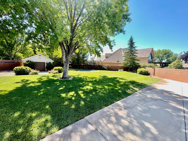 Building Photo - AMAZING YARD in quiet cul-de-sac in Santa ...