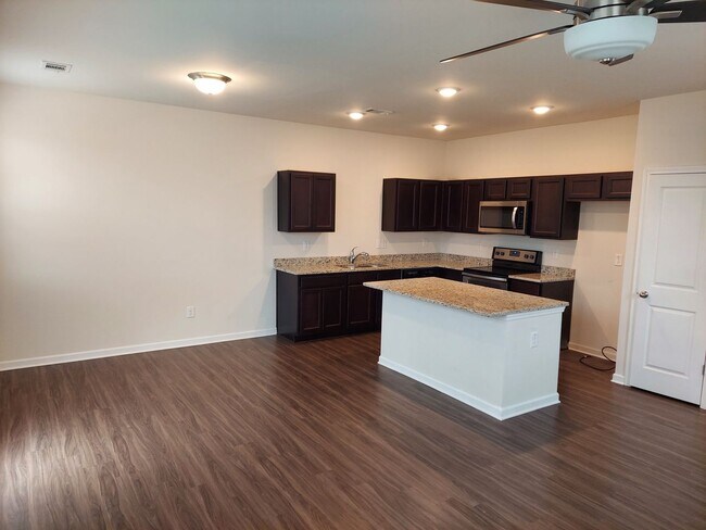 Building Photo - Stunning Townhome with Modern Finishes & Resort-Style Amenities – Available July 1!