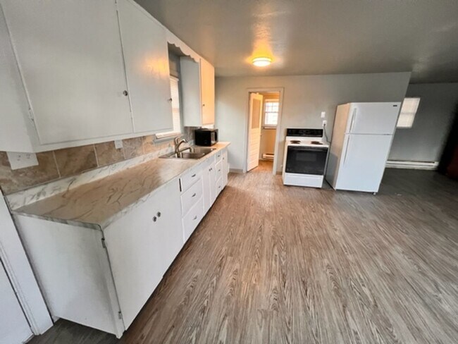 Building Photo - Studio Apartment Off of Federal Way