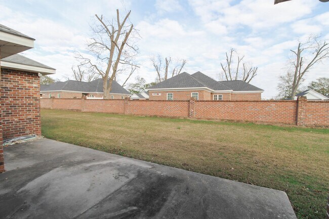 Building Photo - 12 Grove Cir