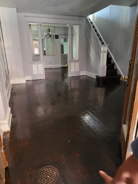 Building Photo - 643 N Peach St