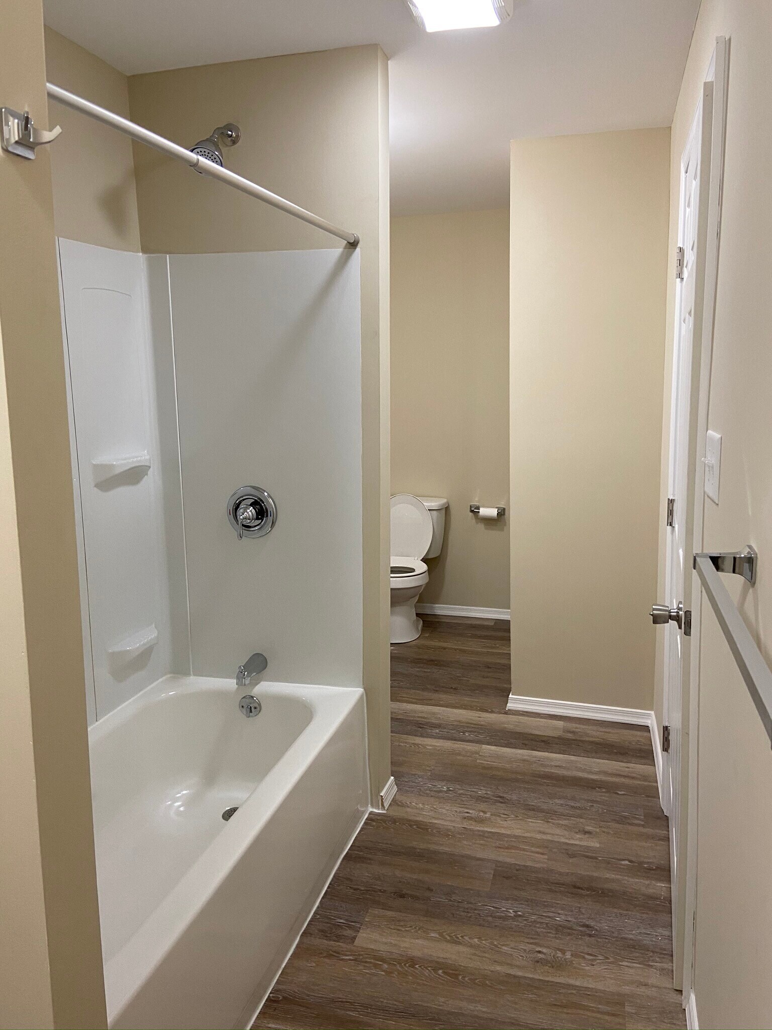 Bathroom new everything - 946 Exeter Ave