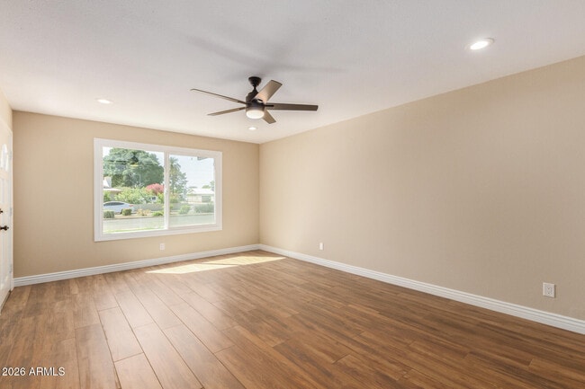 Building Photo - 1102 E Alameda Dr