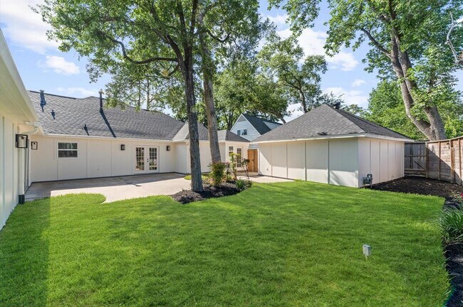 Building Photo - 322 N Wilcrest Dr
