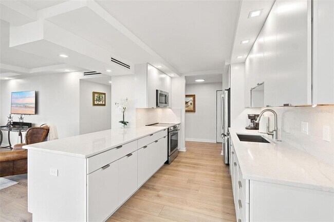 Building Photo - 707 S Gulfstream Ave