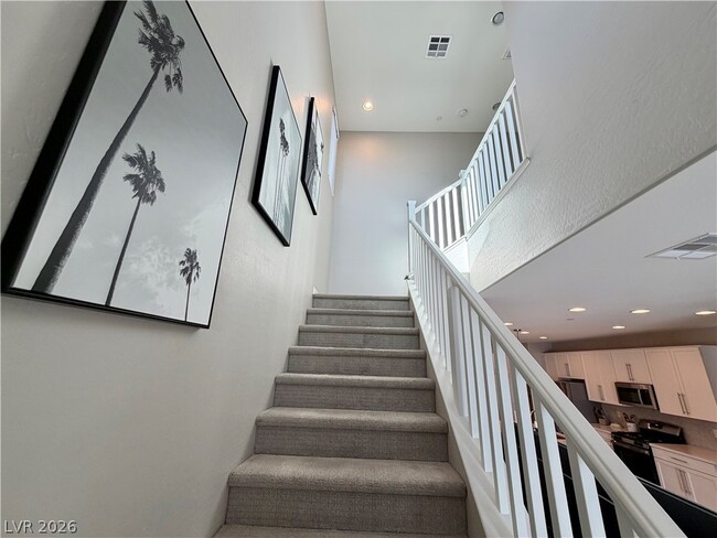 Building Photo - 572 Pear Lake St