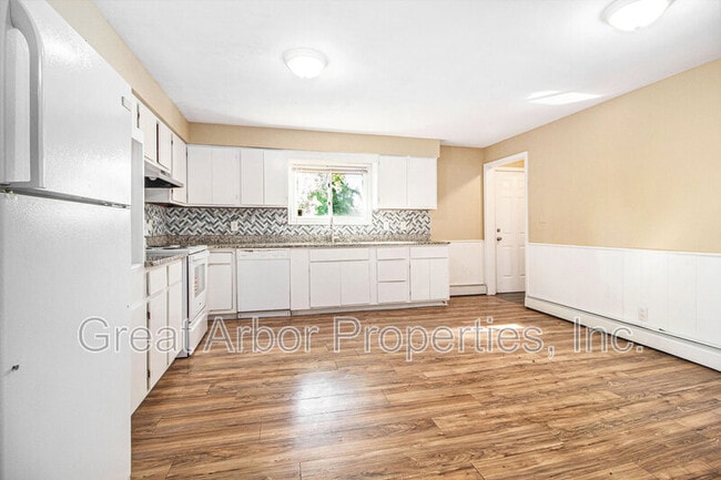 Building Photo - 392 Firwood St