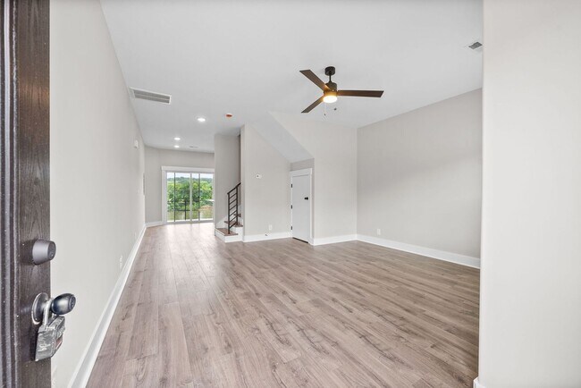 Interior Photo - Hickory Grove Blvd - 111