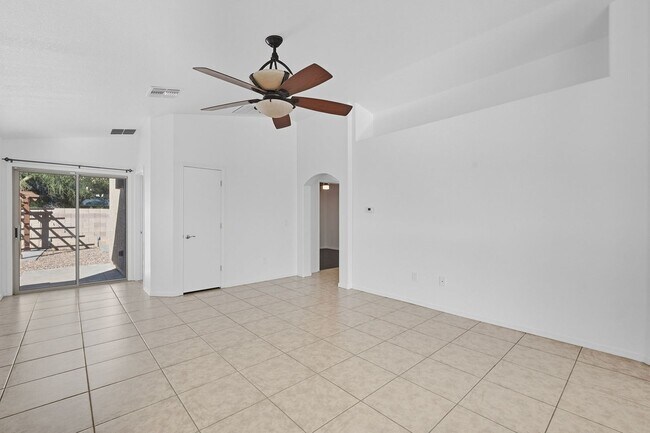 Building Photo - Bright & Inviting Tucson Home Near Davis-M...