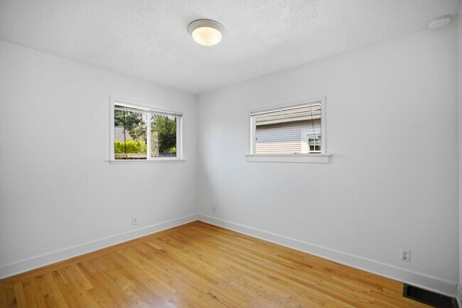 Building Photo - Steps from Green Lake ,6 bed 3 bath home with 2 kitchens and 2 laundry rooms.