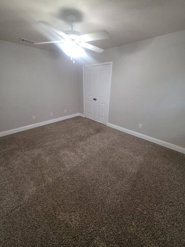 Building Photo - 3 bed 2 bath home with 2 car garage in Legends Park!