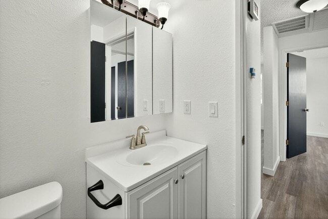 Building Photo - Modern 2-Bedroom Duplex with New Kitchen &...