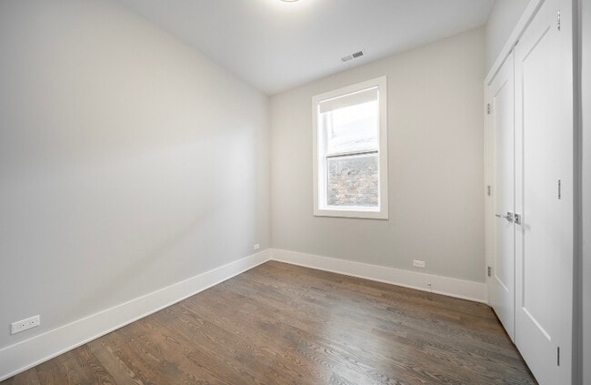 Building Photo - 556 W 18th St