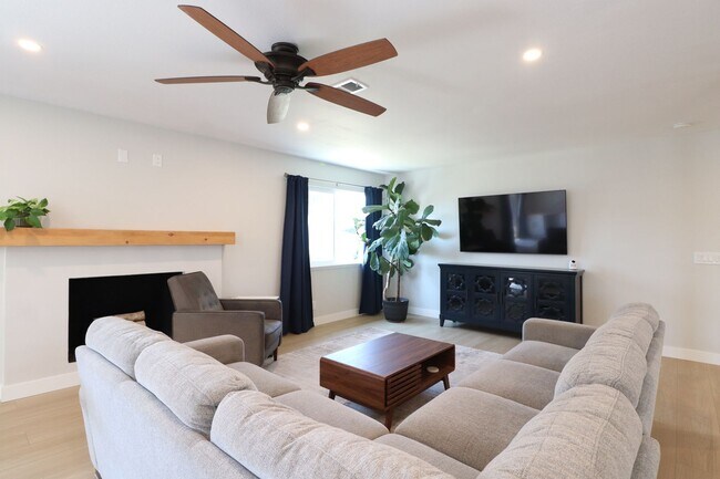 Building Photo - 586 Poppy Ln