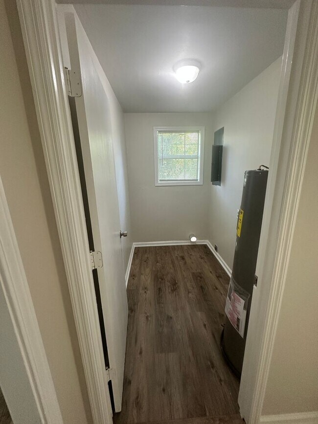 Building Photo - Charming home Close to VSU