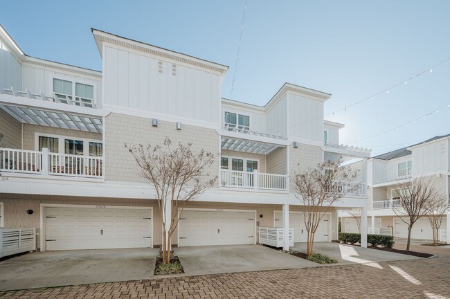 Building Photo - 3BD/3.5BA Immaculate Condo at the Oceanfront!