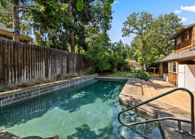 Building Photo - Lovely 3-bedroom home, Inground pool and l...
