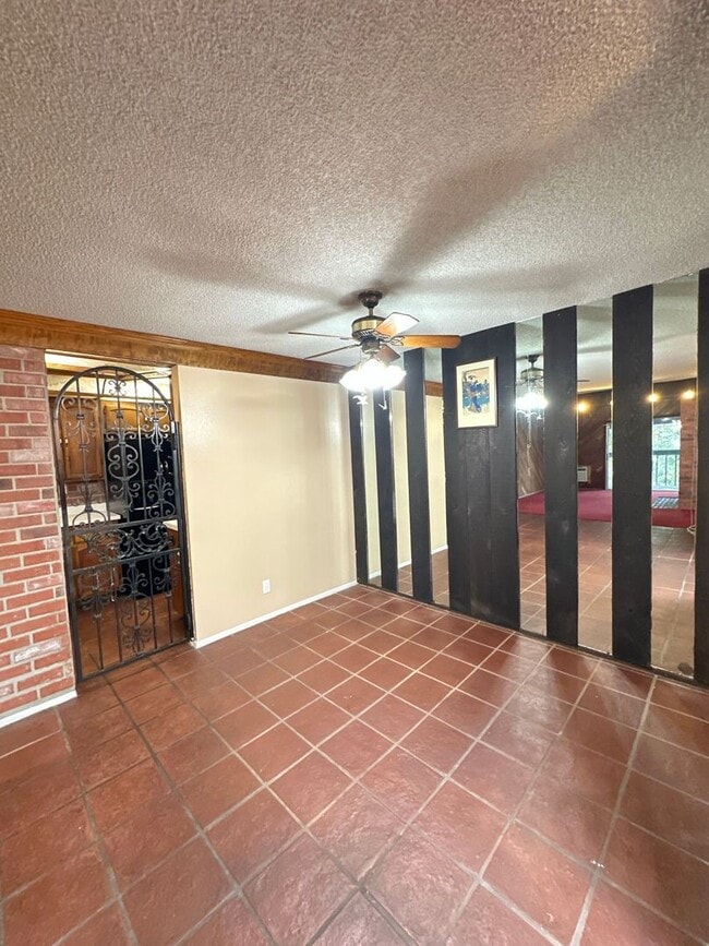 Building Photo - Long Beach 2 bed 2 bath - 2 Car Gar - Gated Community - Great Amenities!