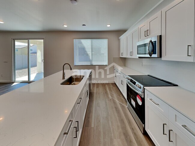 Building Photo - 9728 W Parkway Dr