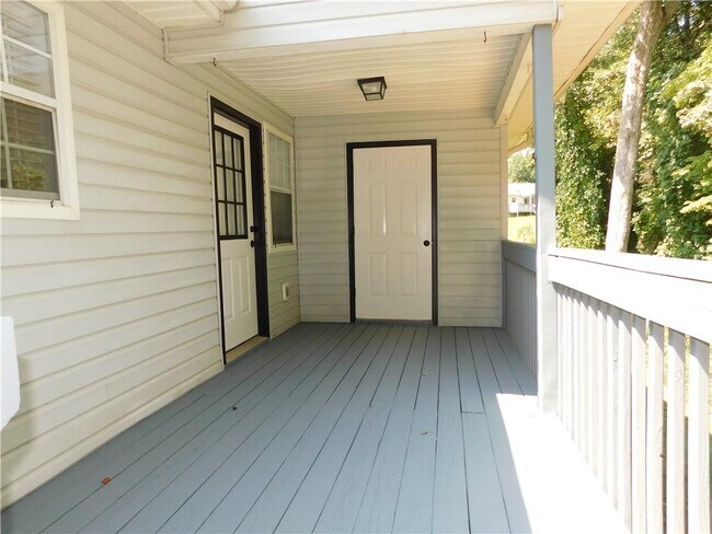 Building Photo - 137 Riverside Dr