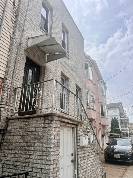 Building Photo - 26 Dales Ave
