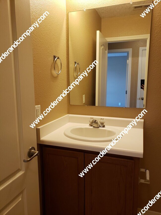 Building Photo - Gorgeous & Large 3 Bedroom, 2.5 Bathroom, ...