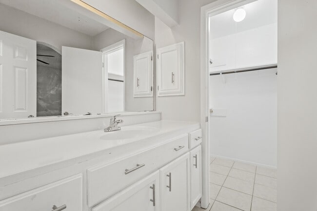 Building Photo - 16426 Forest Bend Ave